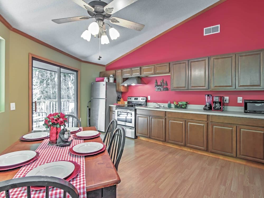 Unique Gatlinburg Cabin: Decks, Hot Tub, Fire Pit