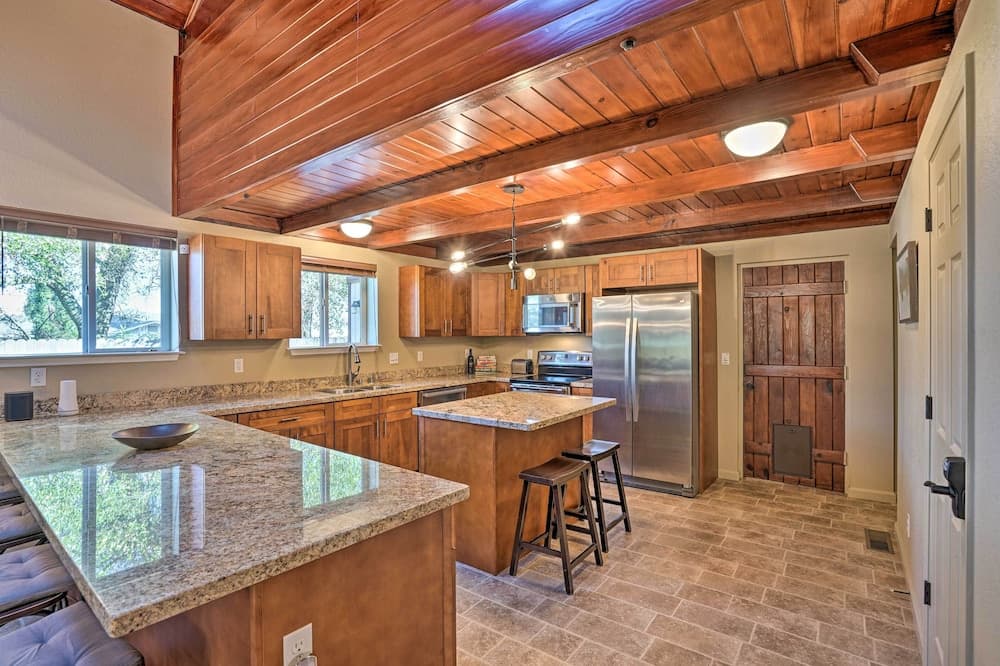 Waterfront Clearlake Retreat w/ Dock & Kayaks