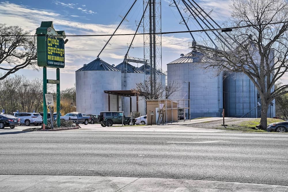 Waterfront Lake Dunlap Studio Cabin w/ Dock