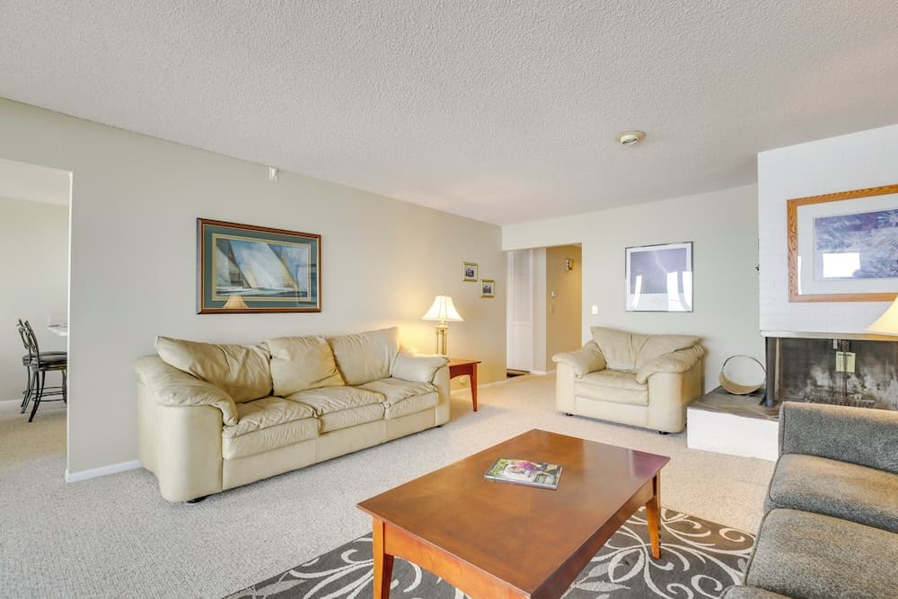 Lincoln City Condo: Pool Access, Walk to Beach!