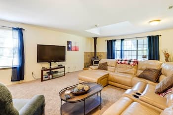 Pottsboro Getaway w/ Spacious Yard, Fire Pit!