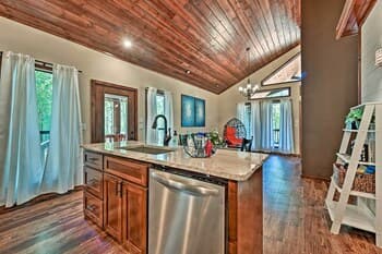 Broken Bow Couples Retreat w/ Fire Pit & Bbq!