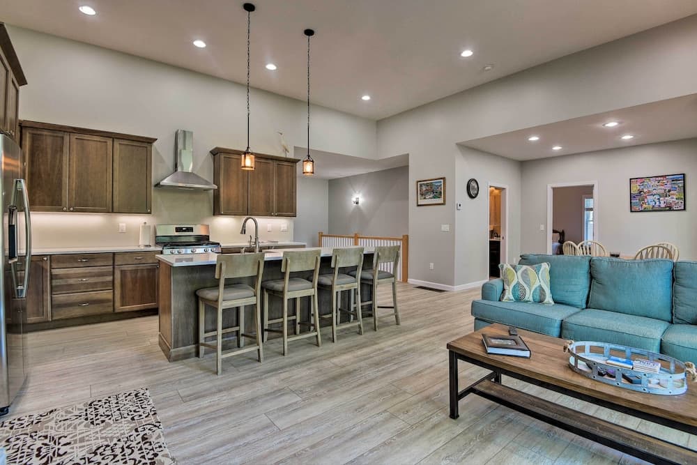 Covered Deck, Grill & Game Room: Gilford House!