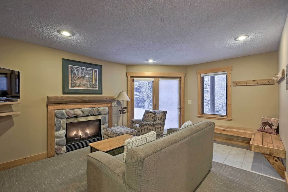 Comfy Lutsen Mountain Villa w/ Balcony & Grill