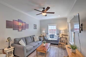 'airplane Hangar' 3 Blocks to Welcome Center Dwtn