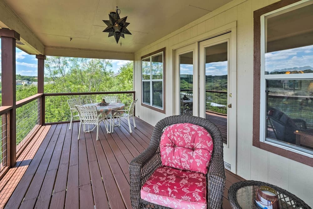 2 Furnished Decks & Lake Views: Austin Escape