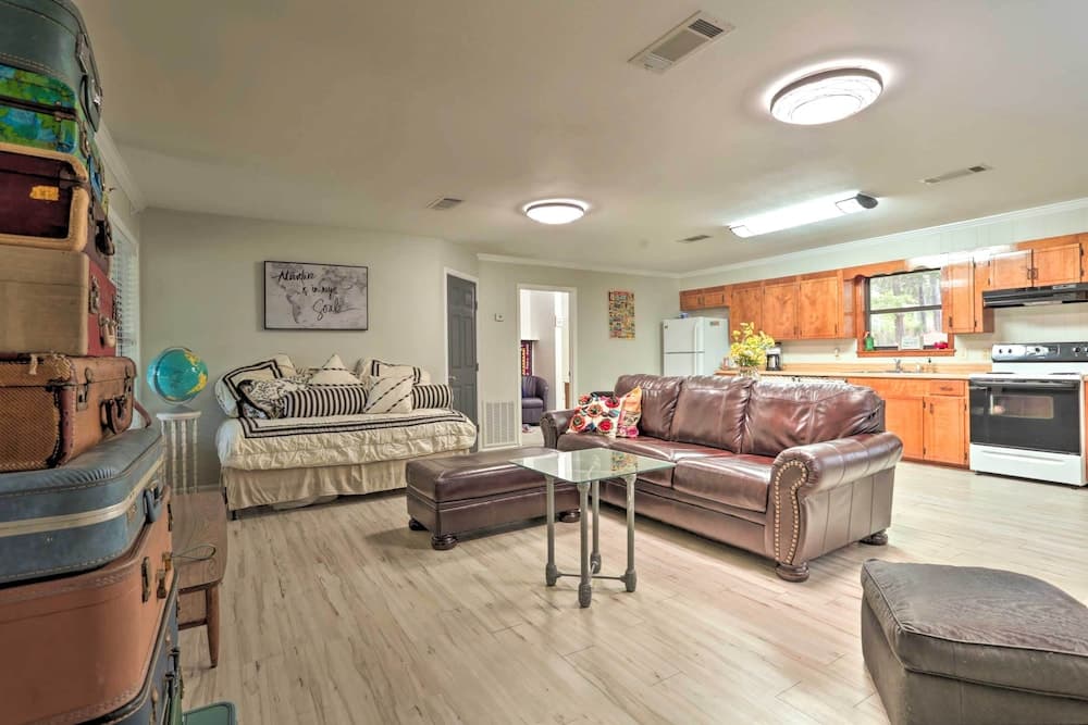 Doyline Cottage w/ Large Porch & Lake Access!