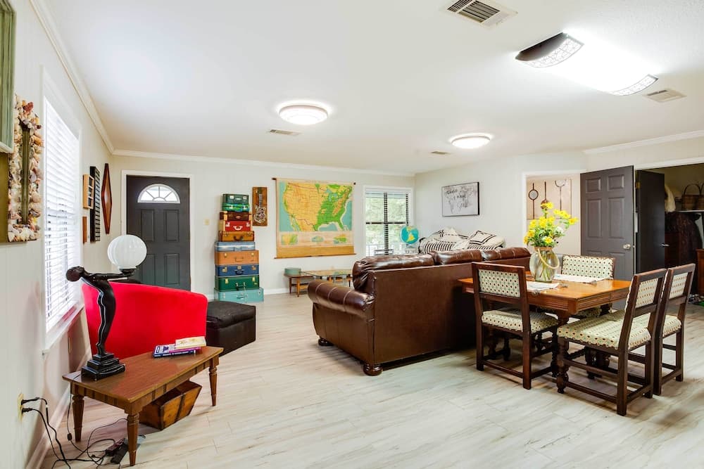 Doyline Cottage w/ Large Porch & Lake Access!