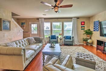 Eclectic Katy Home w/ Yard & Community Pool!