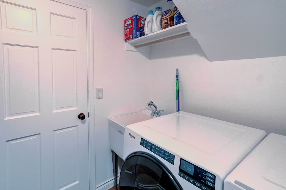 'northern Bliss' Modern Mtn-view Home in Fairbanks