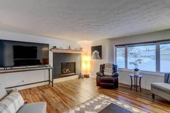 'northern Bliss' House w/ Mountain Views!