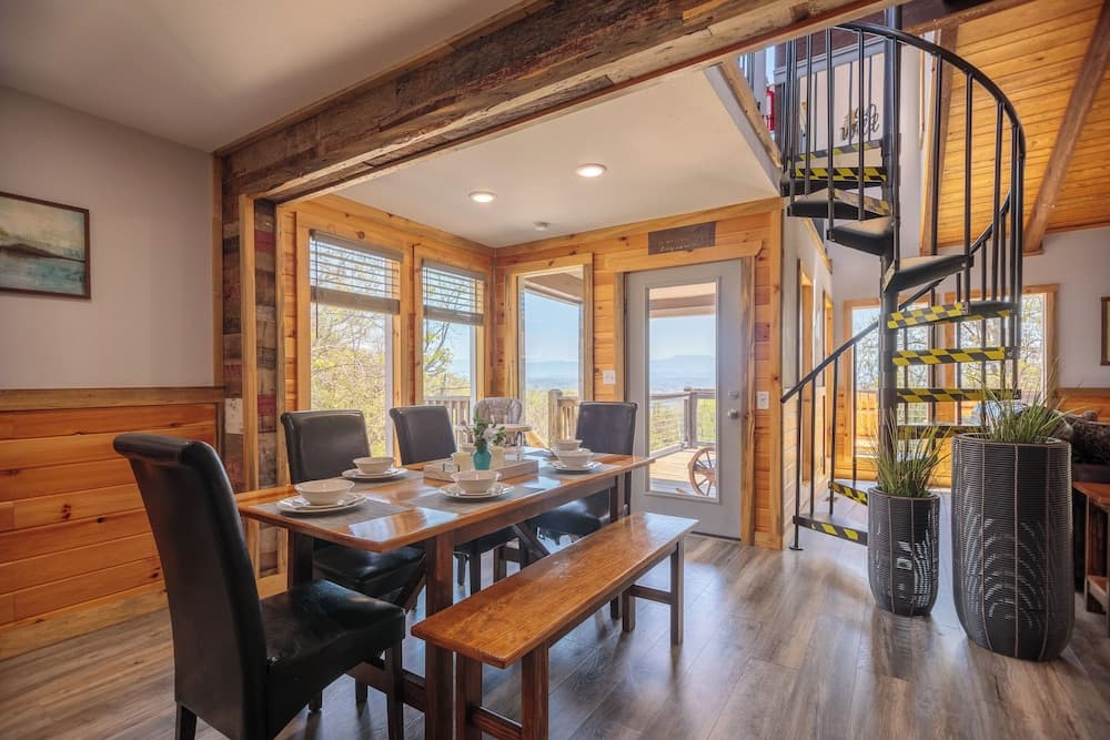 Hot Tub & Mini Golf: Mtn-view Haven in Kodak!