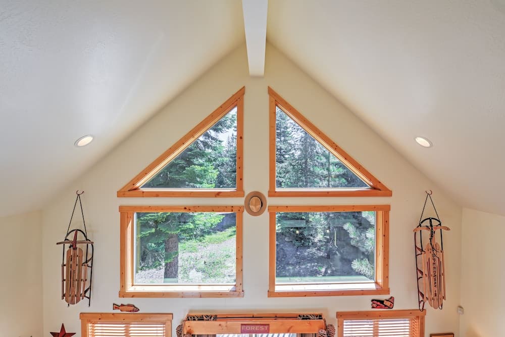 Bright Klamath Falls Cabin w/ Deck & Mtn Views!