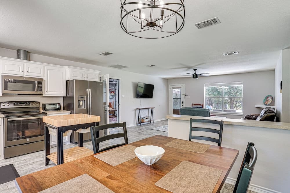 Granbury Cottage, Steps to Lake & Dock!