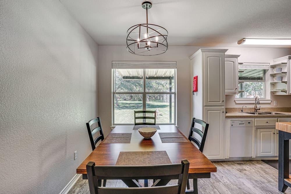 Granbury Cottage, Steps to Lake & Dock!