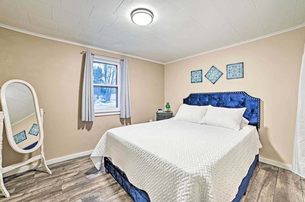 Quaint Frederic Home: Ski, Boat + Hike Nearby