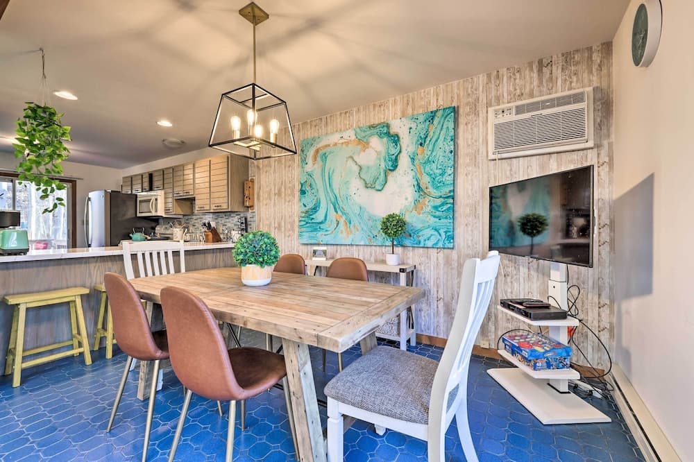 Modern Poconos Gem w/ Fire Pit, Deck & Pool Access