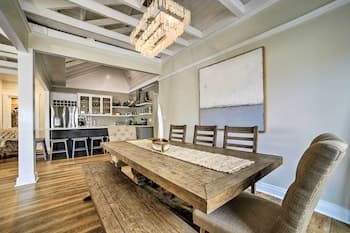 Charming Renovated Avalon Townhome, Walk to Beach!