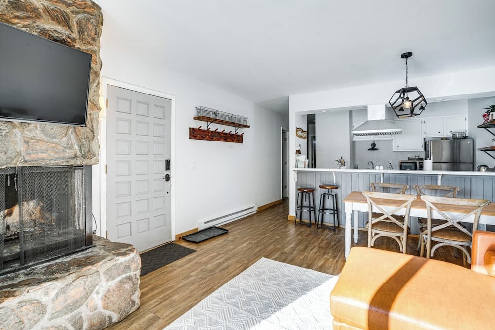 Condo w/ Balcony & Views - Steps to Ski Shuttle!