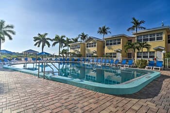 Vibrant Resort Condo W/dedicated Beach Access