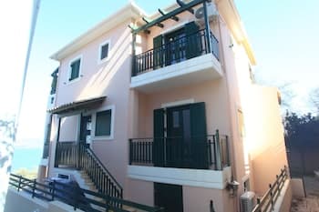 Impeccable 4-bed House in Nikiana