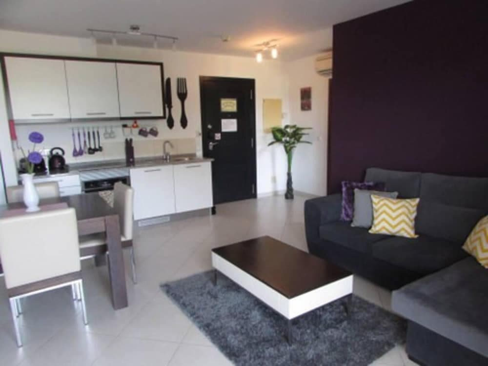 Cozy 1 bed Apartment With Garden and Pool View