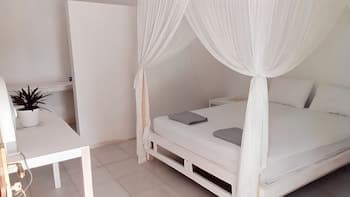 THE VILLAGE INN Rua Beach