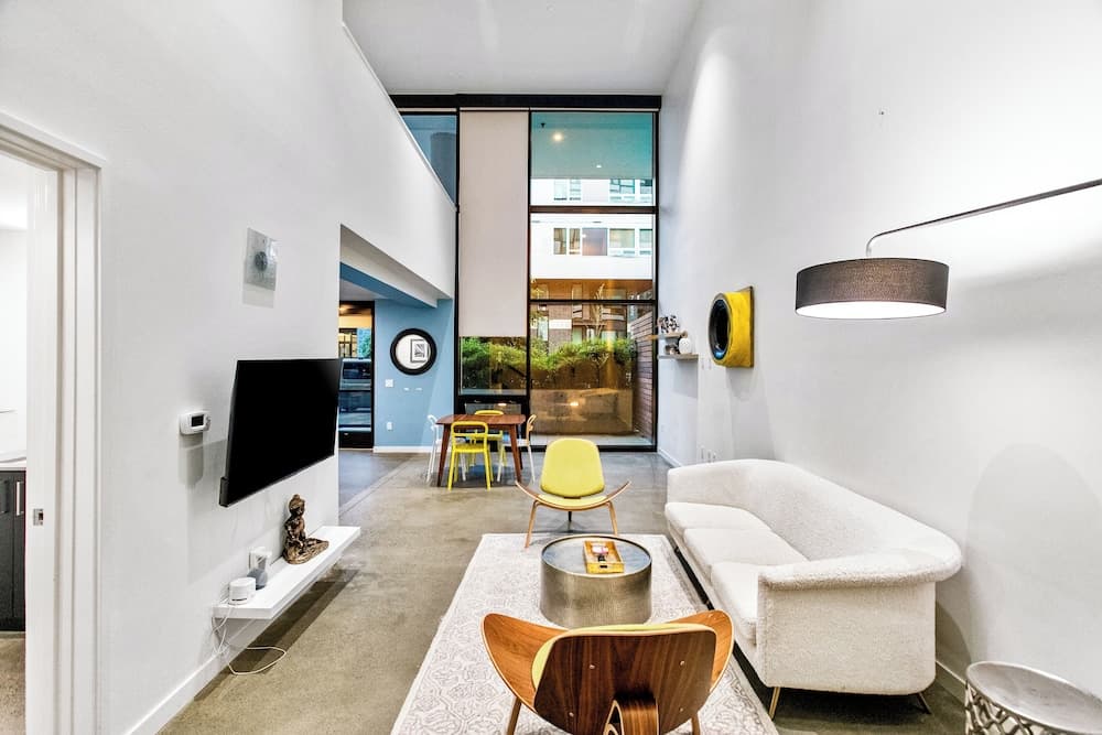 Posh Lofty Pad in Central Redmond