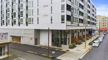 Posh Lofty Pad in Central Redmond