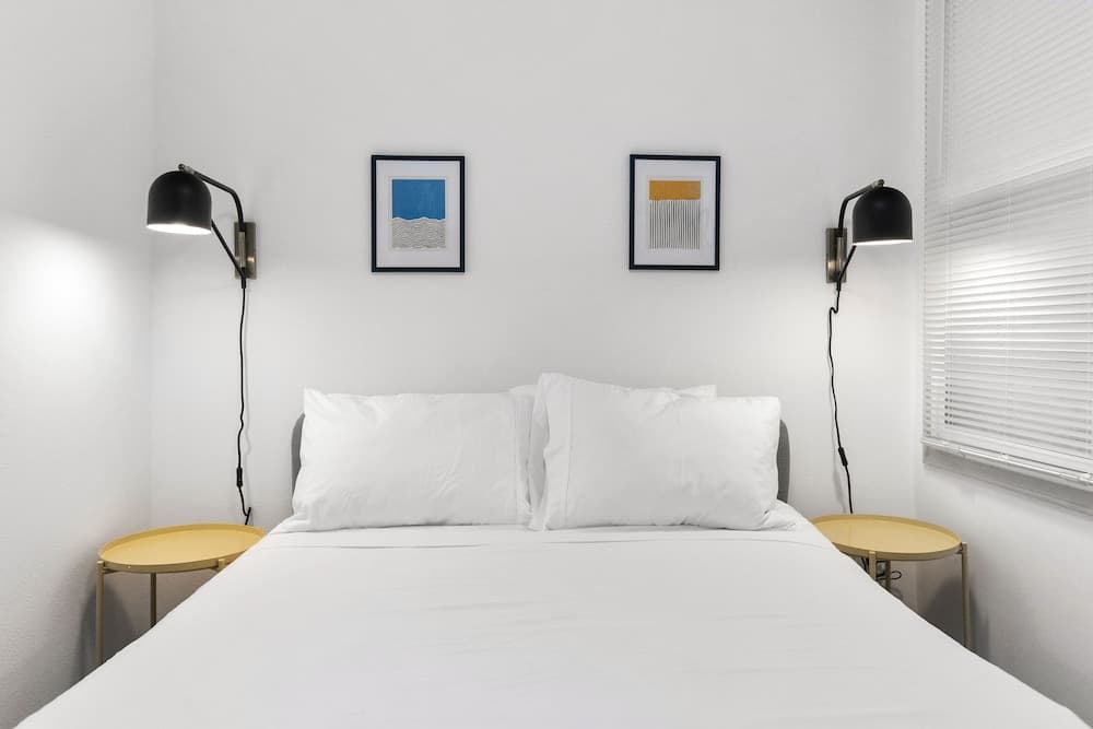 Hillside in Seattle - well appointed