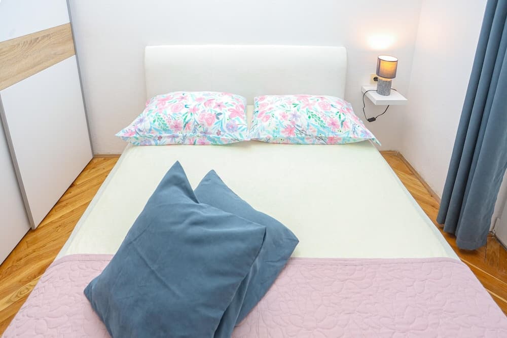 Apartment With Balcony, 5 min Walking to the Beach