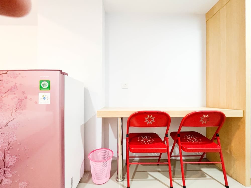 Homey And Cozy Studio At De Prima Apartment