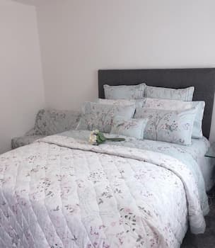 Studio Self contained flat free Parking