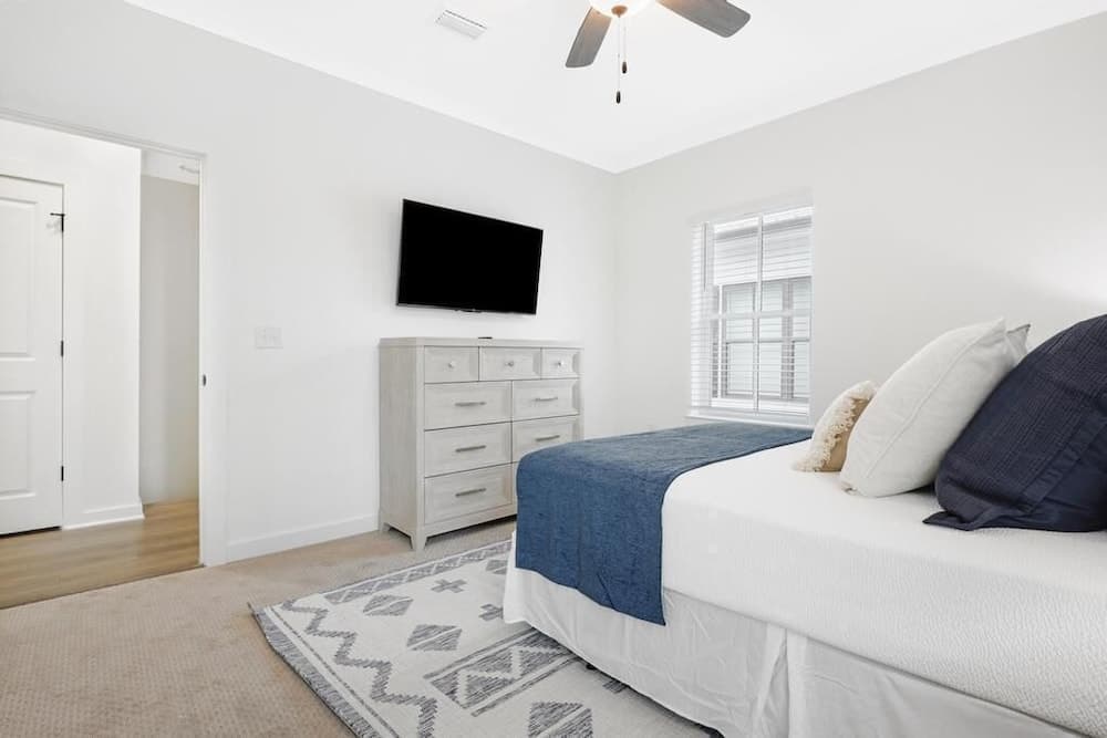 Hidden Gem! 3br/2.5ba Home/pool/near Beach/slps 10