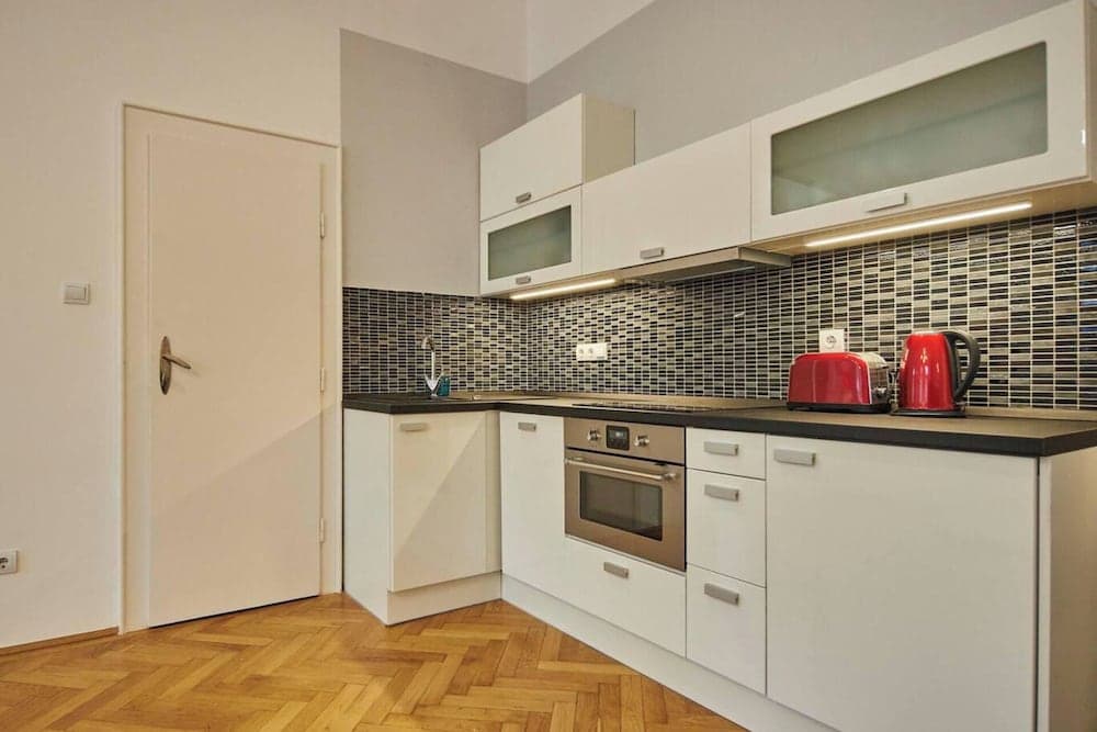 Spacious 1 Bed Basilica Apartment - With Balcony