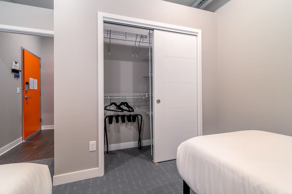 Des Moines Alluring 2BD 2BA Downtown Apartment