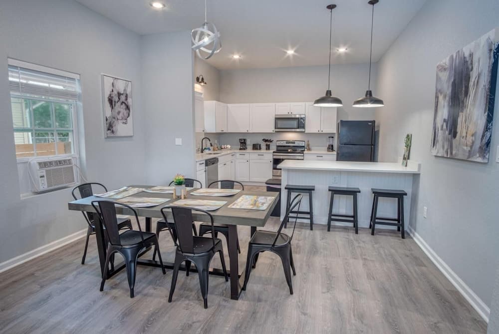 Cozy and Lovely 2BR 2BA Apt A Near Lively Downtown