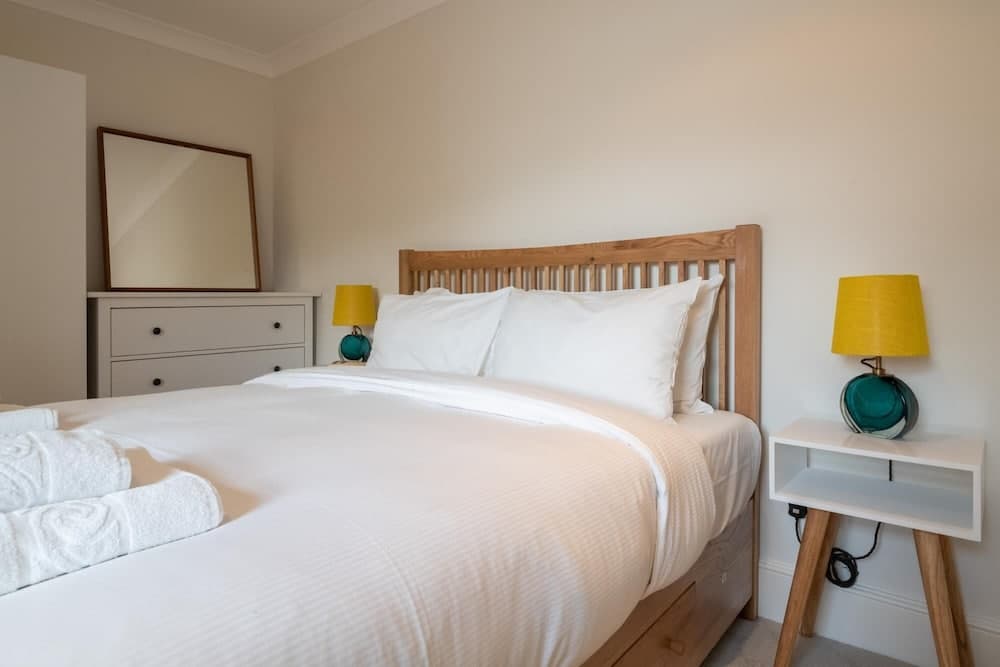 Pleasant Putney Home Close to the Tube Station