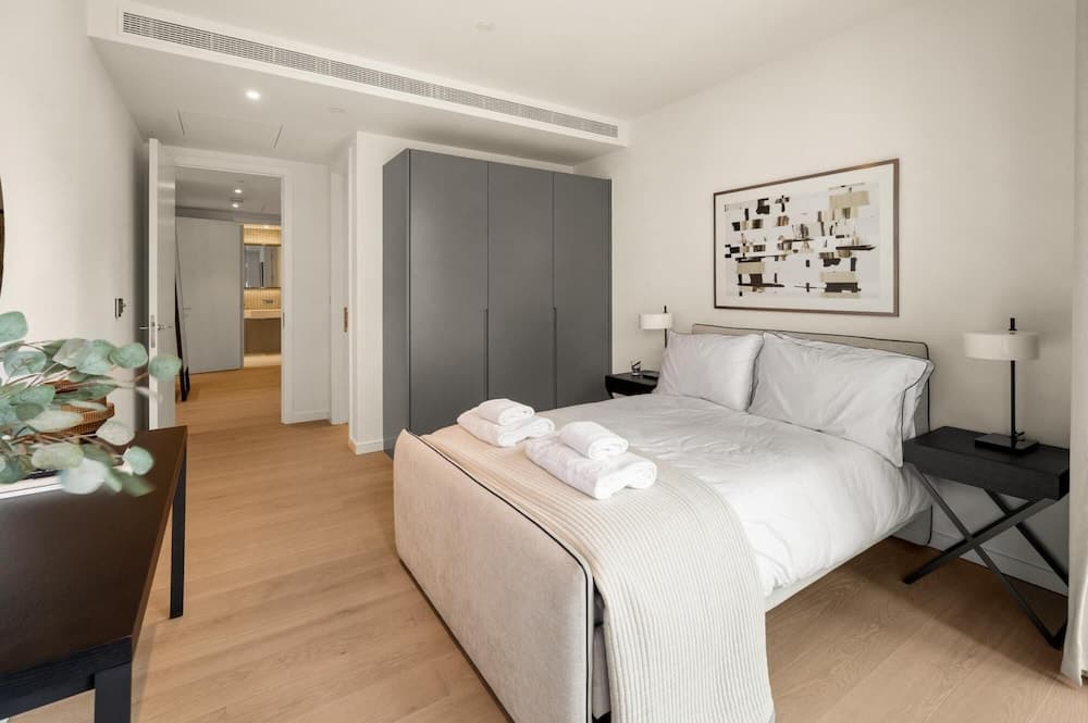 Deluxe two Bedroom Canary Wharf Apartment With River Views