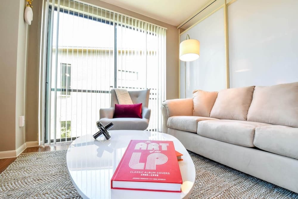 Plano Beautiful Studio Apartment