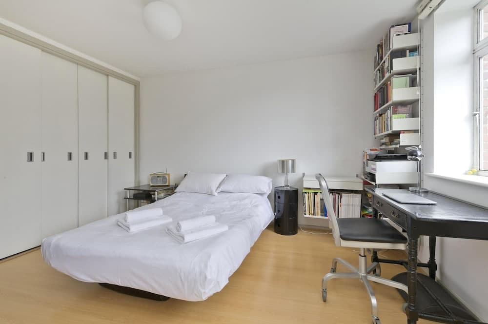 Large one Bedroom Flat With Balcony Close to the City by Underthedoormat