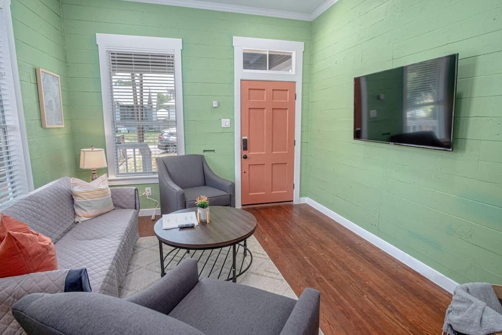 Comfy and Incredible Fenced 2BR 2 BA Near Downtown