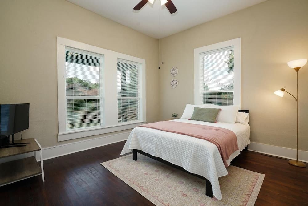 Amazing Fully Fenced Home Only 1 7 mi to Downtown