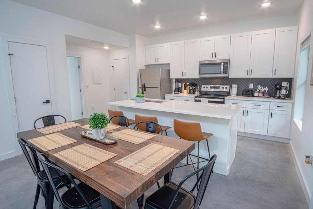 Gorgeous 3 BR 2 BA Near Amazing Downtown