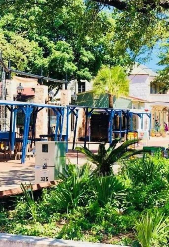 Cozy and Lovely 2BR 1BA Apt B Near Lively Downtown