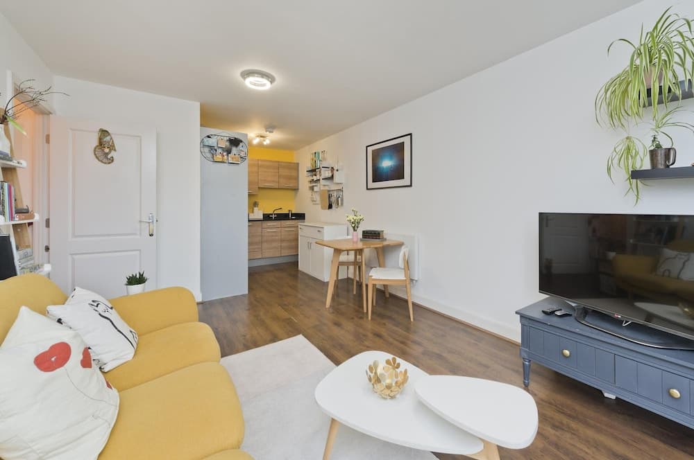 Bright Greenwich Flat Near Canary Wharf by Underthedoormat