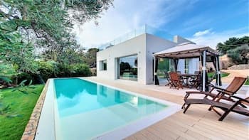 Stunning 5 -villa w Beach Access Pool Jacuzzi