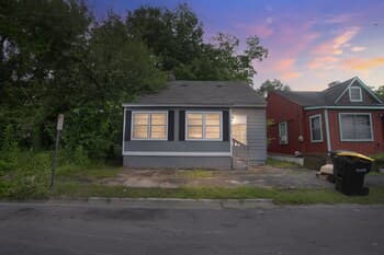 Cozy Charming Two-story Home Great For Long Stays 3 Bedroom Home by Redawning