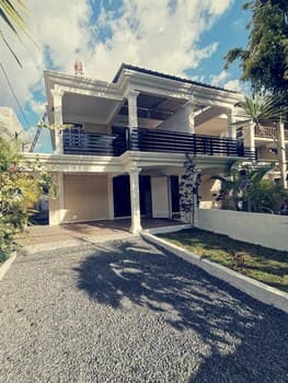 3-bedroom Duplex Seaview Beach Access Flic en Flac