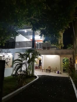 Cheerful 4-bedrooms Beachfront Home Flic en Flac